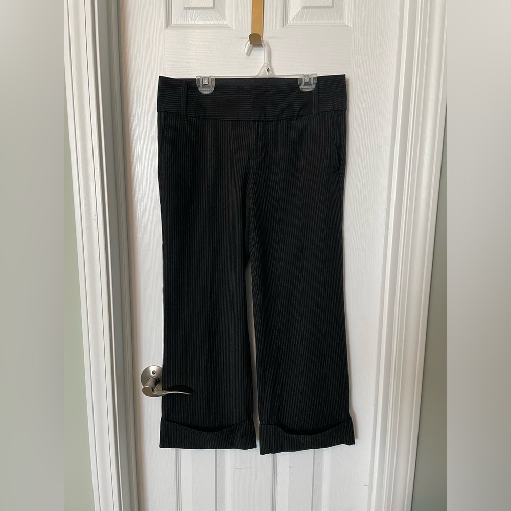 Old Navy cropped pants. Pinstripe.
